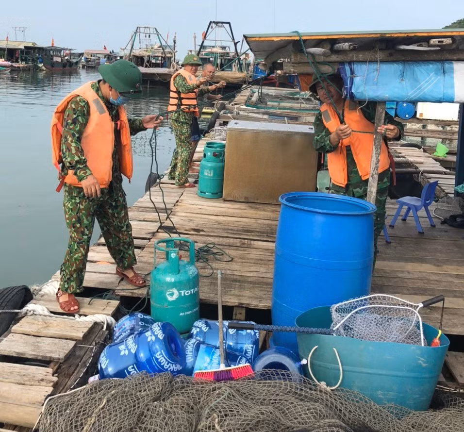 CBCS Đồn Biên phòng cửa khẩu cảng Vạn Gia (BĐBP tỉnh) giúp ngư dân tại khu vực biển Cống Cách (xã đảo Vĩnh Trung, TP Móng Cái) neo buộc lồng bè nuôi trồng thủy sản phòng chống cơn bão số 3, tháng 8/2022.