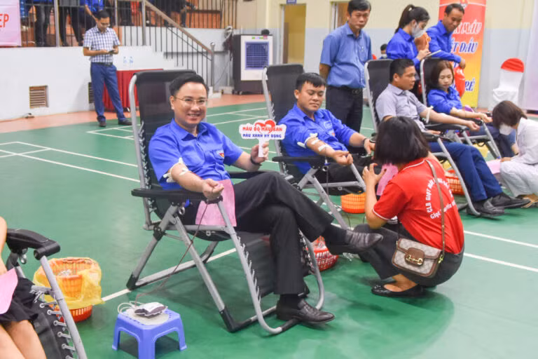 ồng chí Hoàng Văn Hải, Bí thư Tỉnh đoàn Quảng Ninh, tham gia hiến máu tại buổi lễ ra quân chiến dịch Kỳ nghỉ hồng năm 2022.