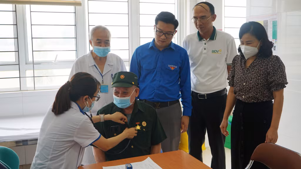 Chiến dịch “Hoa phượng đỏ” gồm hoạt động khám, phát thuốc và tư vấn sức khỏe miễn phí cho nạn nhân chất độc da cam/dioxin.