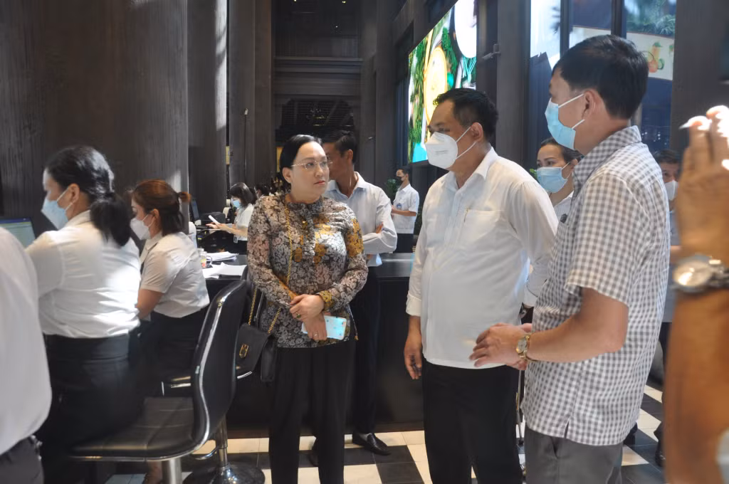 Ông Phạm Ngọc Thuỷ, Giám đốc Sở Du lịch, cùng các thành viên đoàn kiểm tra khu vực bán vé tham quan Vịnh Hạ Long tại Cảng tàu khách quốc tế Hạ Long.