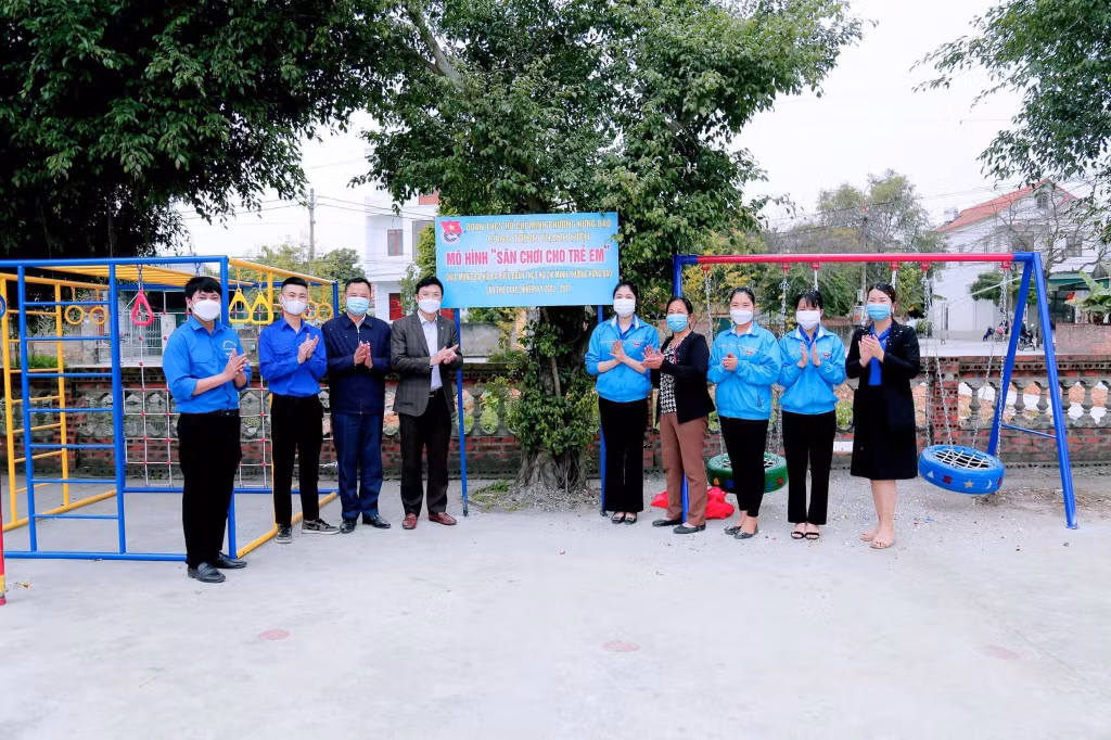 Đoàn Thanh niên phường Hưng Đạo (TX Đông Triều) khánh thành công trình sân chơi cho trẻ em tại Nhà văn hóa khu Mỹ Cụ 1.
