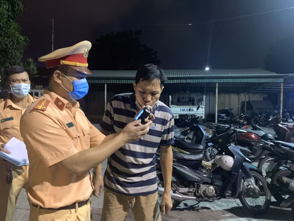 Công an TP Cẩm Phả kiểm tra nồng độ cồn đối với người điều khiển phương tiện tham gia giao thông.