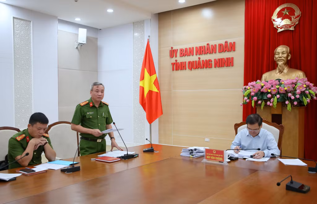 Đại diện lãnh đạo Công an tỉnh - Cơ quan thường trực Ban chỉ đạo PCCC&amp;CNCH tỉnh trình bày báo cáo tóm tắt về công tác PCCC&amp;CNCH trên địa bàn tỉnh.