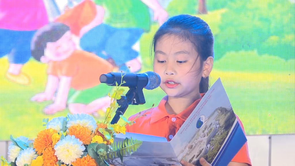 Đại diện thiếu nhi phát biểu cảm nghĩ tại chương trình.