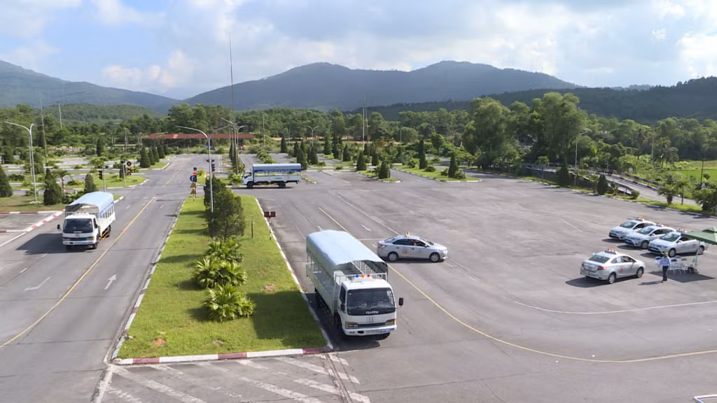 Trung tâm đào tạo và sát hạch lái xe, Trường Cao đẳng Công nghiệp và Xây dựng (TP Uông Bí) là một trong 5 cơ sở đào tạo, sát hạch lái xe của tỉnh.
