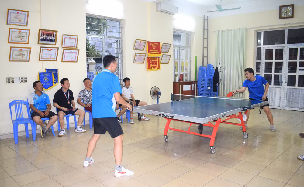 Người dân hoạt động thể thao đều đặn tại nhà văn hóa khu Minh Tiến B, phường Cẩm Bình (TP Cẩm Phả).