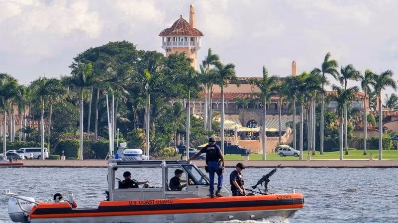 Mật vụ Mỹ tuần tiễu bằng xuồng qua dinh thự Mar-a-Lago của cựu Tổng thống Trump ở Palm Beach, Florida. (Ảnh: AP/TTXVN)