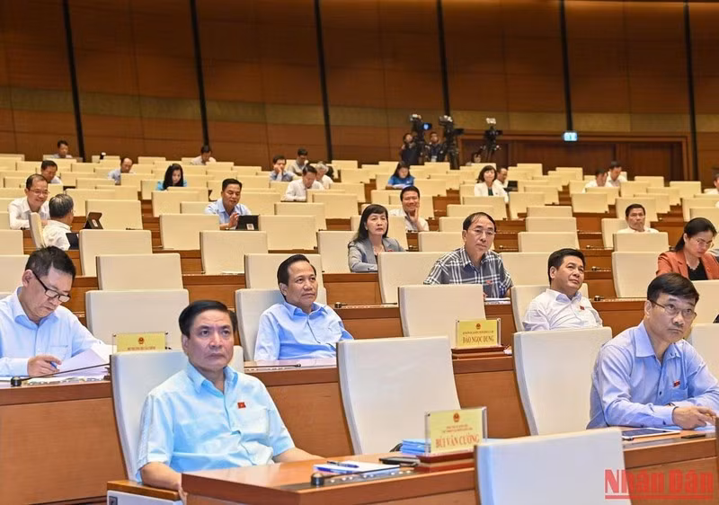 Lãnh đạo các Ủy ban của Quốc hội, các Bộ và đại biểu Quốc hội theo dõi phiên chất vấn và trả lời chất vấn.