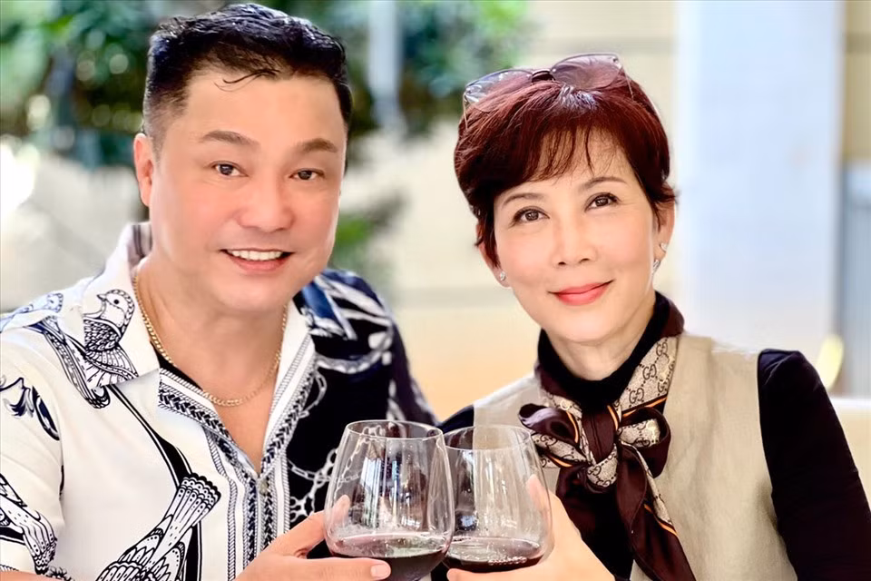 Diễm Hương (phải) hội ngộ Lý Hùng. Ảnh: NVCC