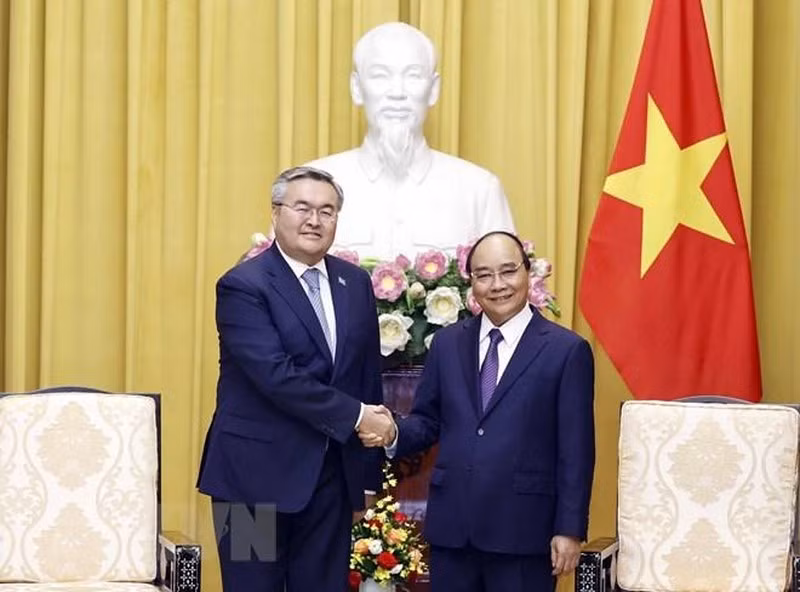 Chủ tịch nước Nguyễn Xuân Phúc tiếp Phó Thủ tướng, Bộ trưởng Ngoại giao Kazakhstan Mukhtar Tileuberdi. (Ảnh: TTXVN)