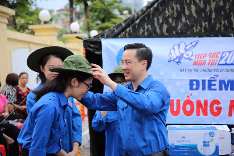 Bí thư Tỉnh Đoàn Hoàng Văn Hải động viên thanh niên tình nguyện làm nhiệm vụ tiếp sức mùa thi tại điểm thi Trường THPT Hòn Gai.