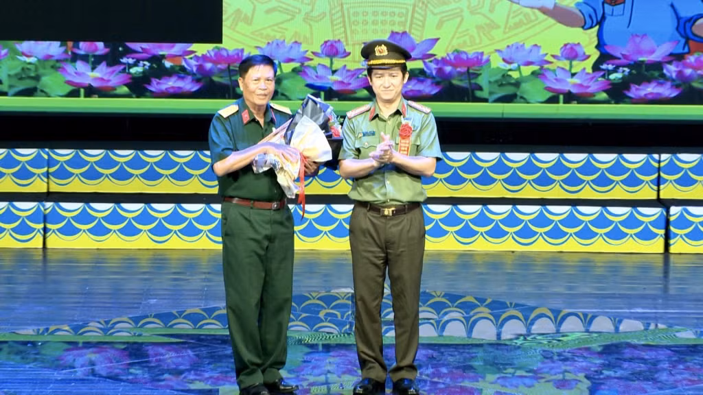 Lãnh đạo Công an tỉnh trao Kỷ niệm chương Vì sự nghiệp bảo vệ ANTQ của Bộ Công an cho ông Vũ Đức Mạnh, Trưởng ban bảo vệ dân phố phường Hồng Gai, vì đã có thành tích xuất sắc trong phong trào toàn dân bảo vệ ANTQ năm 2021.
