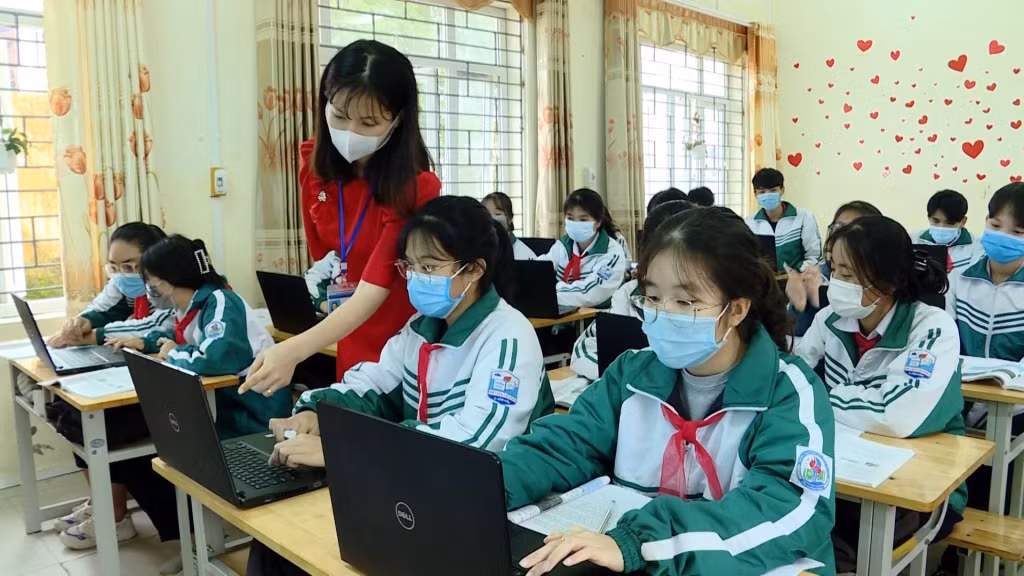 Học sinh Trường THCS thị trấn Cái Rồng sử dụng máy tính xách tay khi học tập.