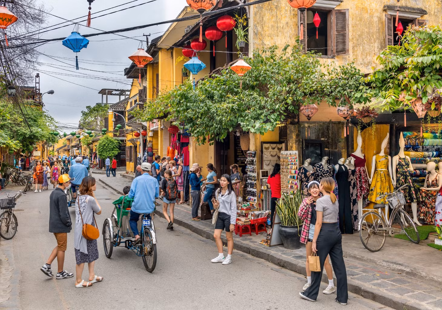 Phố cổ Hội An tấp nập du khách sau đại dịch. Ảnh: Lonely Planet