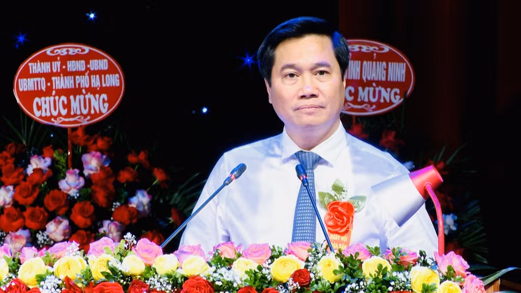 Đồng chí Nguyễn Tường Văn, Phó Bí thư Tỉnh ủy, Chủ tịch UBND tỉnh, ghi nhận, biểu dương những thành tích mà cán bộ và nhân dân phường Hồng Gai đã đạt được trong phong trào Toàn dân bảo vệ ANTQ.