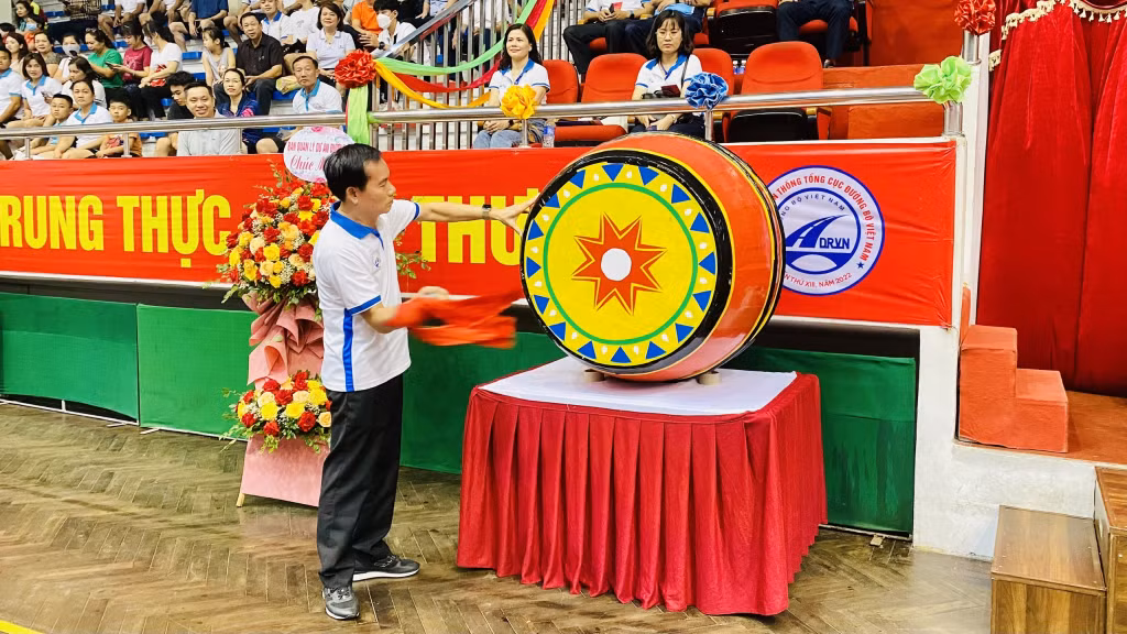 Ông Nguyễn Văn Huyện, Tổng cục Trưởng Tổng Cục Đường bộ Việt Nam đánh trống khai mạc Hội thao.