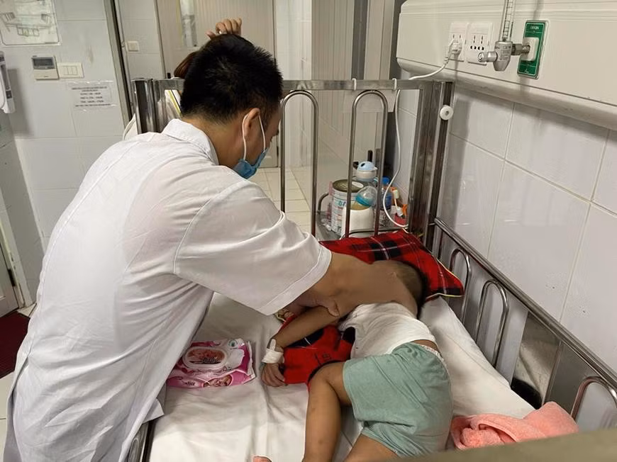 Điều trị bệnh nhân cúm tại Bệnh viện Nhi Trung ương. Ảnh: Hà Minh