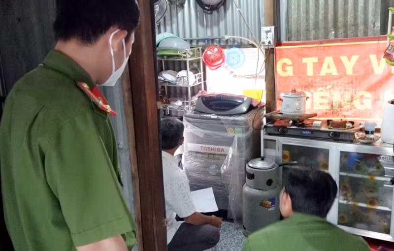 Cơ quan Công an khám nghiệm hiện trường vụ án.