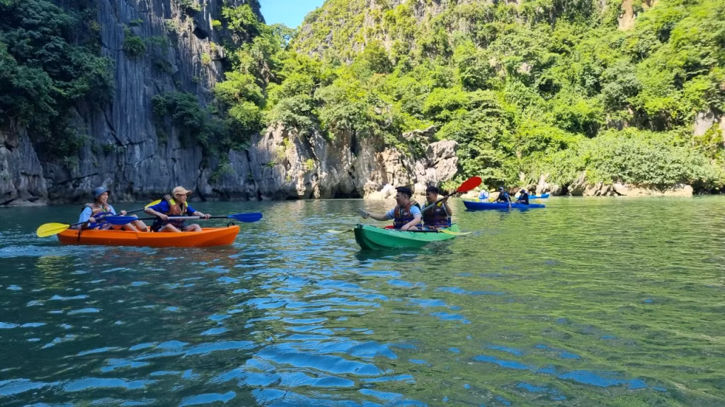 Du khách chèo kayak tại khu vực hang Luồn trên Vịnh Hạ Long.