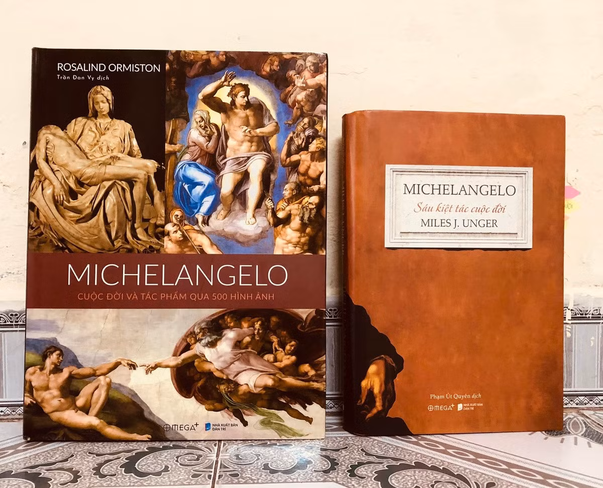 Sách Michelangelo: Cuộc đời và tác phẩm qua 500 hình ảnh (trái) và sách Michelangelo: Sáu kiệt tác cuộc đời. Ảnh: O.P.