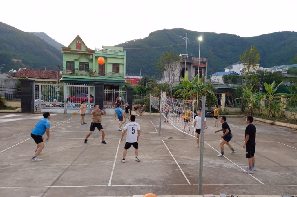 Người dân chơi bóng chuyền hơi tại sân Trung tâm VH-TT xã Hoành Mô.