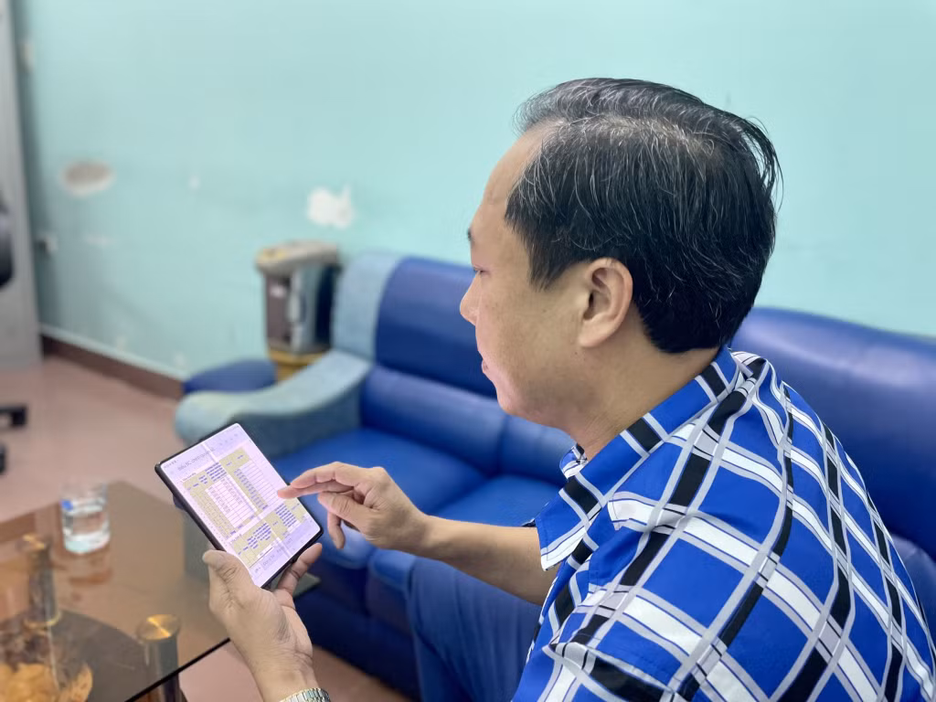 Nhờ chuyển đổi số, ông Phạm Huy Thành, Phó trưởng phòng Văn hoá - Thông tin huyện Vân Đồn có thể cập nhật và kiểm tra thông tin, số liệu ở bất cứ đâu, bất cứ khi nào.
