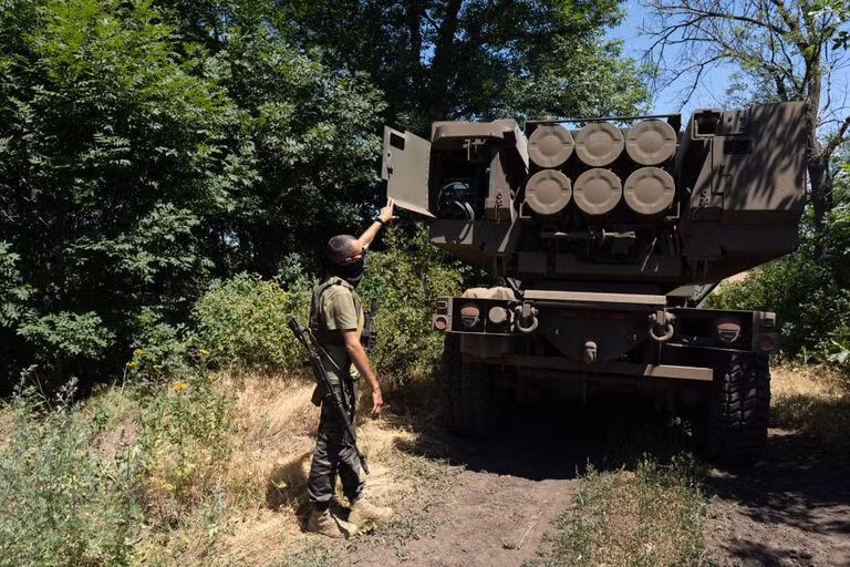 Hệ thống pháo phản lực HIMARS hoạt động ở miền Đông Ukraine, tháng 7/2022. Ảnh: WP