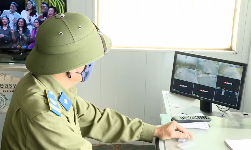 Bảo vệ Công ty CP Than Đèo Nai giám sát hoạt động vận chuyển than của các xe từ hệ thống camera và định vị GPS.