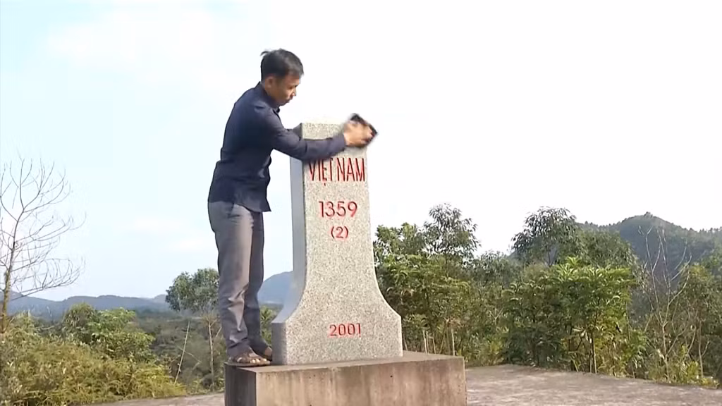 Anh Mả Ngọc Thanh, Bí thư chi bộ, trưởng thôn Pẹc Nả, xã Bắc Sơn, TP Móng Cái kiểm tra cột mốc.