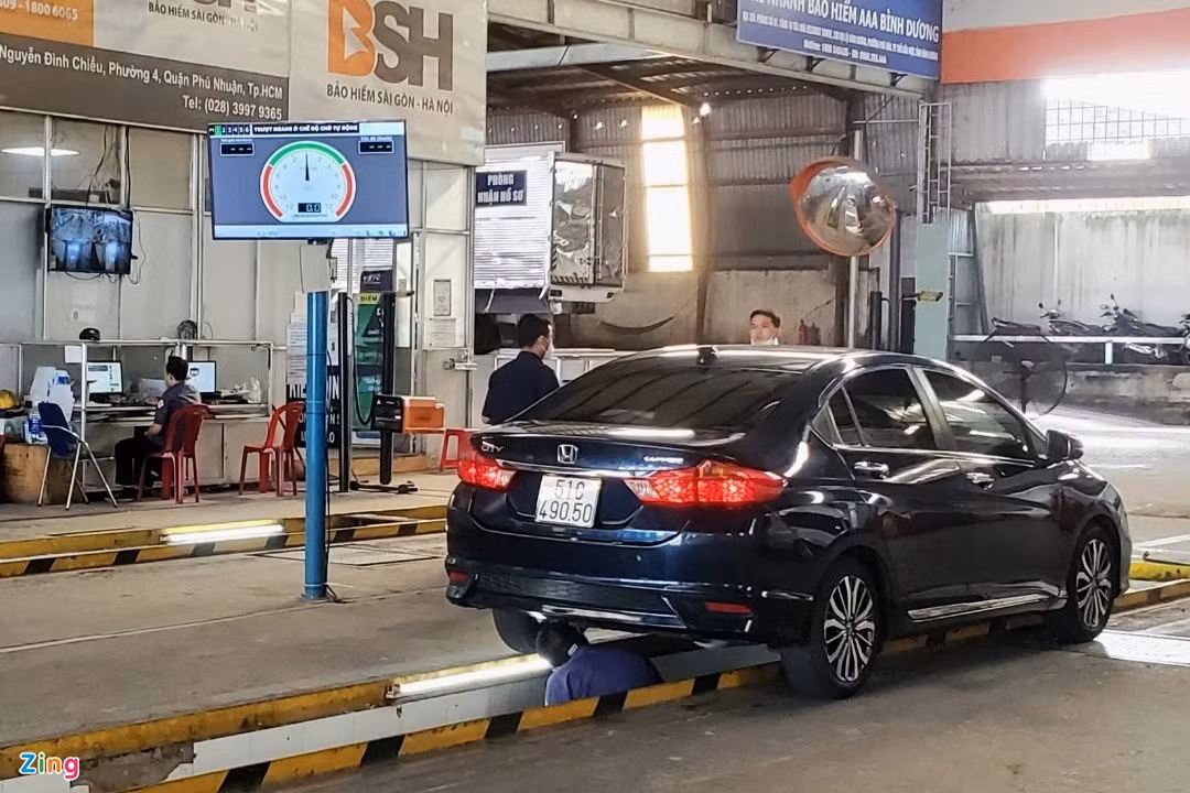 Bộ GTVT muốn việc dán thẻ ETC là thủ tục bắt buộc trong quá trình đăng kiểm xe ôtô. Ảnh: Đình Vũ.