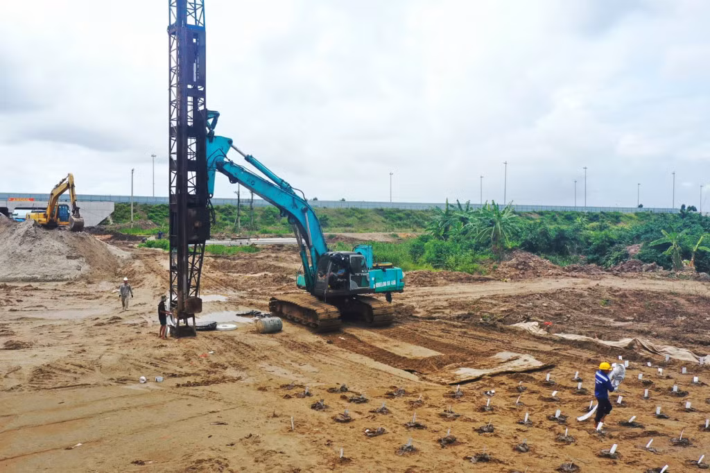 Thi công dự án nút giao Đầm Nhà Mạc - nút giao dạng hoa thị hoàn chỉnh lớn nhất Quảng Ninh hiện nay có diện tích xây dựng 83,4ha.