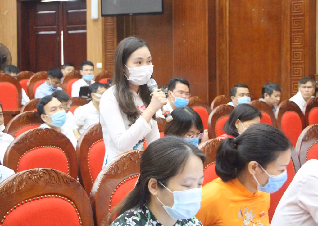 Các đại biểu HĐND thành phố chất vấn tại hội trường.