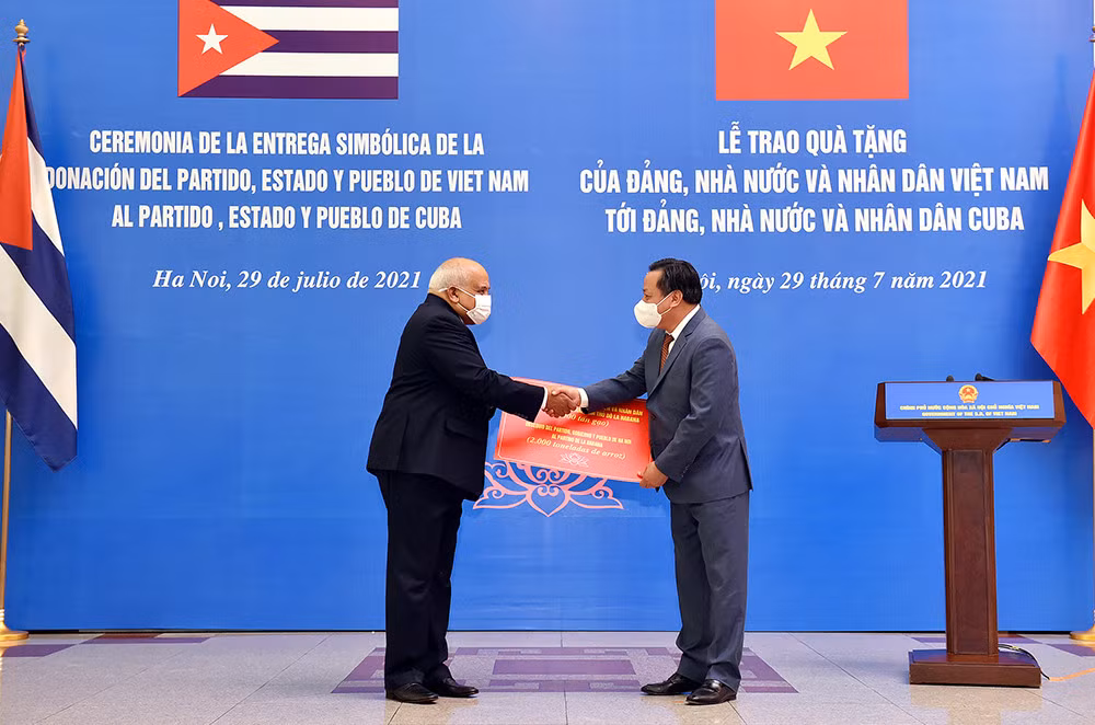 Đảng bộ, chính quyền, nhân dân Thủ đô Hà Nội tặng nhân dân Thủ đô La Habana của Cuba 2.000 tấn gạo. Ảnh: VGP/Nhật Bắc Đảng bộ, chính quyền, nhân dân Thủ đô Hà Nội tặng nhân dân Thủ đô La Habana của Cuba 2.000 tấn gạo. Ảnh: VGP/Nhật Bắc