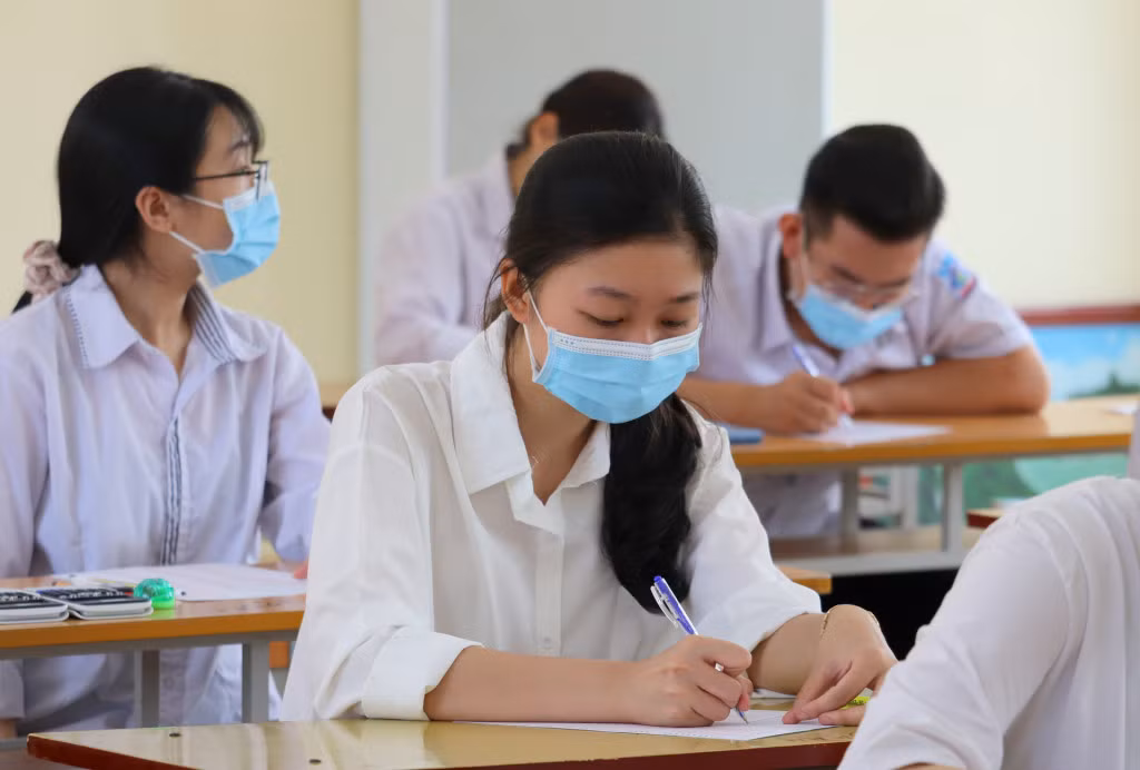 Thí sinh tập trung điền thông tin vào giấy nháp, sẵn sàng bước vào môn thi Toán.