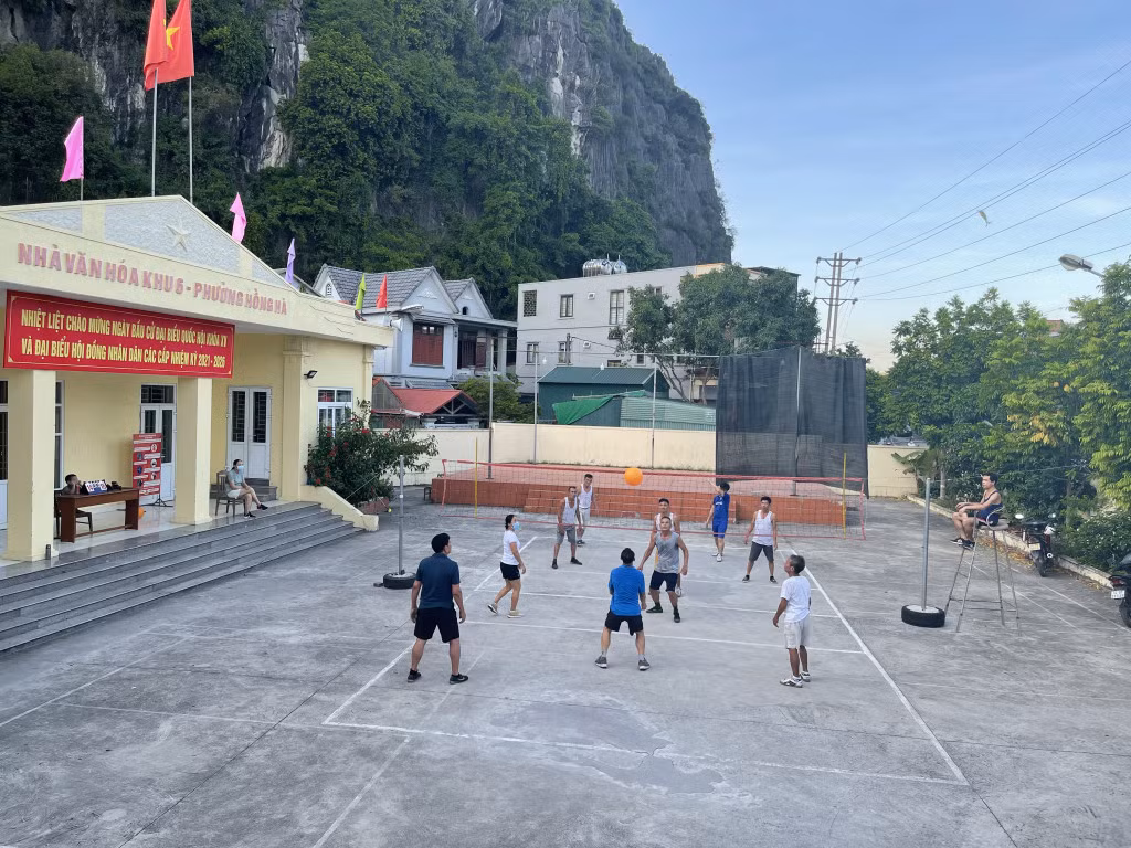 Người dân tập thể dục thể thao tại Nhà văn hoá khu 6, phường Hồng Hà, TP Hạ Long.