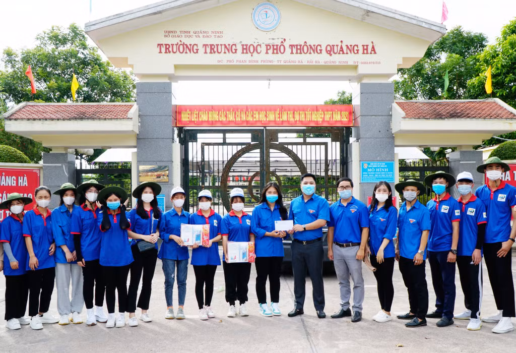 Đồng chí Phạm Hồng Thái, Phó Bí thư Tỉnh Đoàn, thăm, tặng quà đội hình "Tiếp sức mùa thi" tại điểm thi THPT Quảng Hà (huyện Hải Hà).