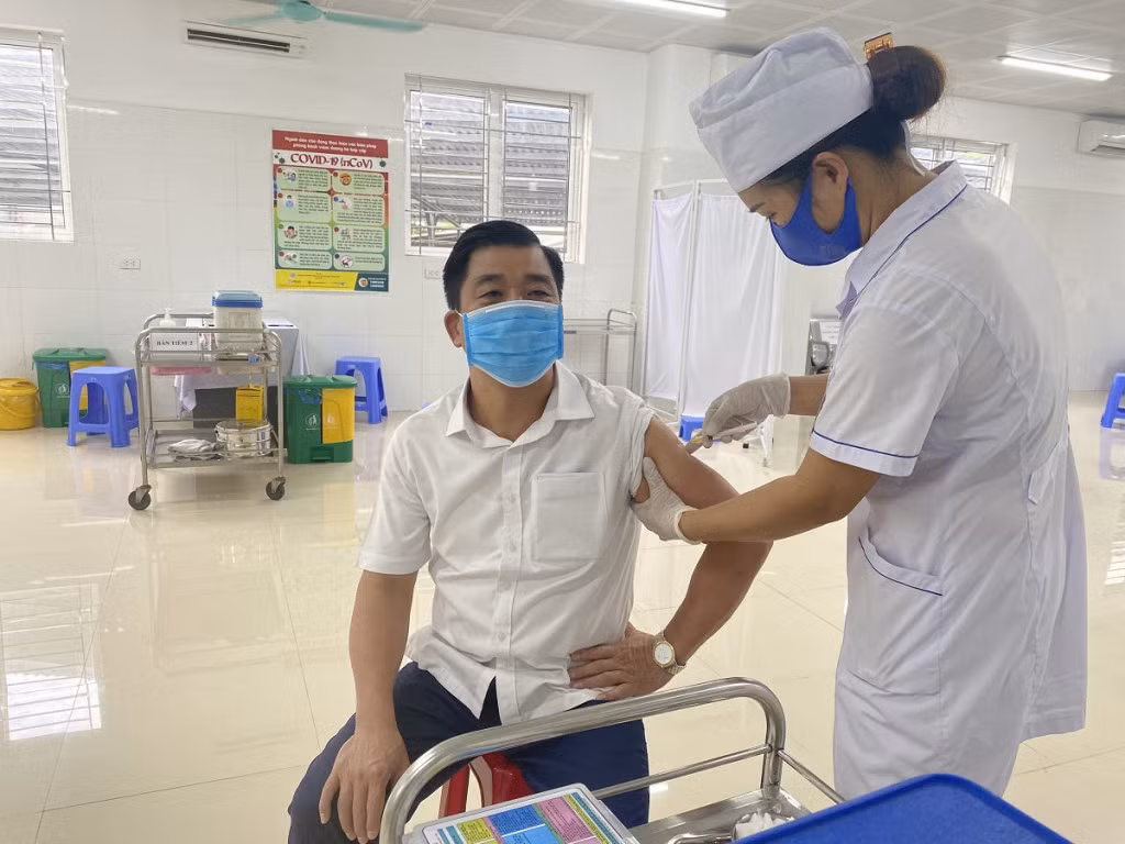 Các đồng chí trong Ban Chỉ đạo phòng, chống dịch Covid-19 của huyện Tiên Yên tiêm vắc xin mũi 2.