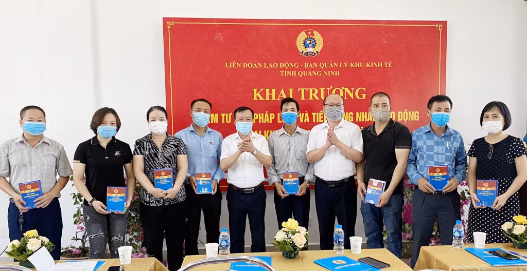Lãnh đạo LĐLĐ tỉnh và Ban Quản lý KKT tỉnh khai trương Điểm tư vấn pháp luật tại KCN Cái Lân (TP Hạ Long) tháng 5/2021.