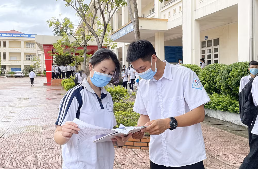 Thí sinh dự thi tại Điểm thi Trường THPT Minh Hà (TX Quảng Yên) trao đổi bài sau khi thi.