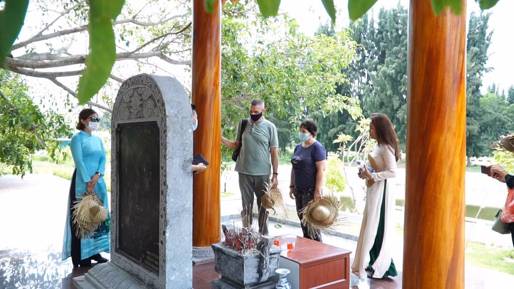Tham quan Khu lưu niệm Bác Hồ trên đảo Ngọc Vừng (Vân Đồn).