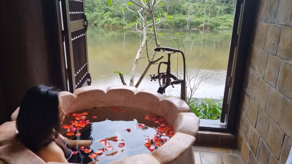 Du khách trải nghiệm ngâm tắm suối nguồn (ảnh trên) và ngâm tắm bồn thảo dược (ảnh dưới) tại Am Tuệ Tĩnh.