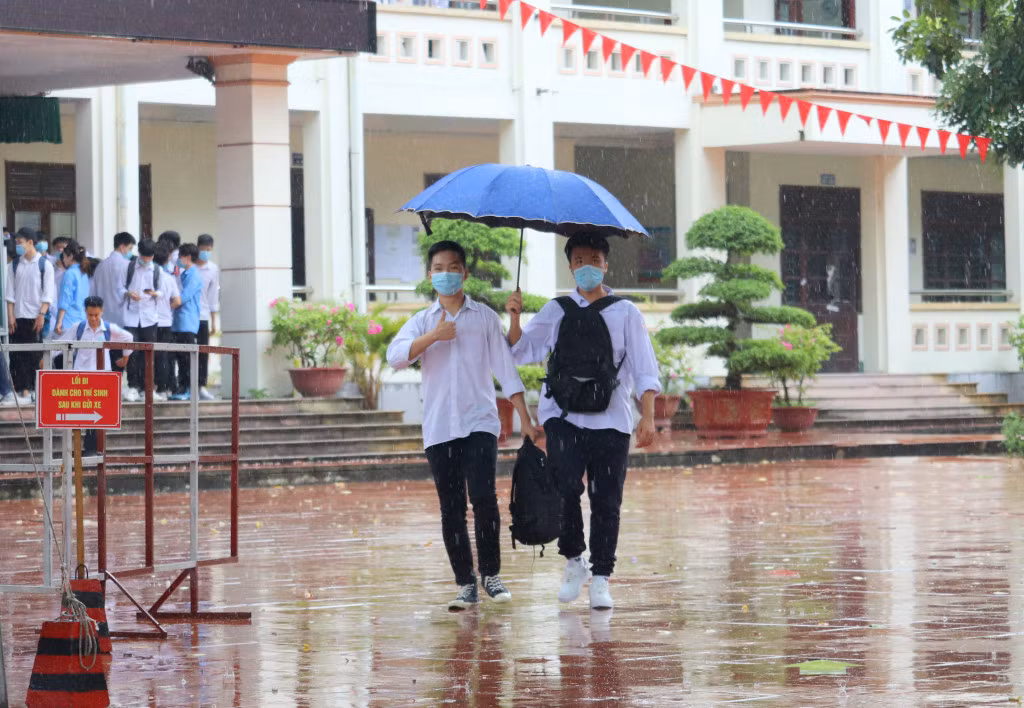 Thí sinh tại Điểm thi THPT Cẩm Phả rời trường thi trong tậm trạng khá thoải mái.