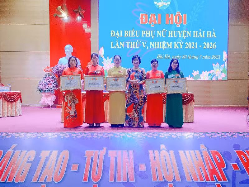 Hội LHPN tỉnh tặng bằng khen cho các tập thể có thành tích xuất sắc trong công tác Hội và phong trào phụ nữ tỉnh Quảng Ninh nhiệm kỳ 2016-2021.