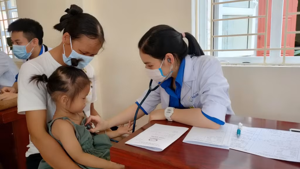 Khám phát thuốc miễn phí cho người dân và trẻ em.