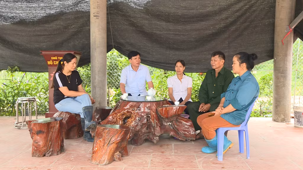 HND huyện Vân Đồn trao đổi với các hội viên, nông dân.