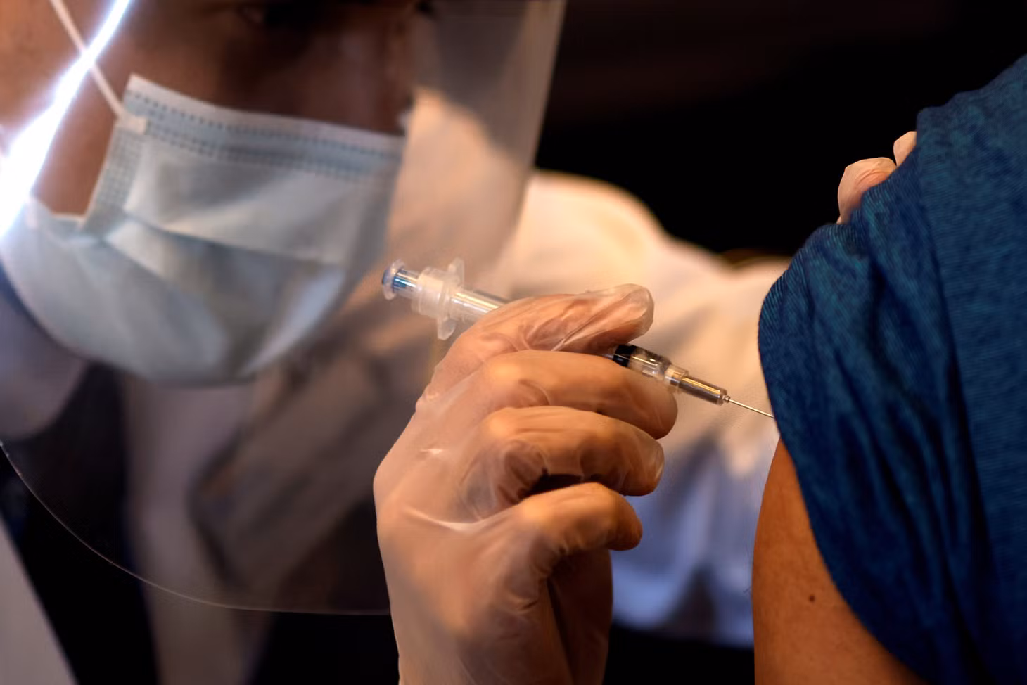 Tiêm vắc xin phòng Covid-19 tại một trung tâm tiêm chủng ở TP.Chicago (bang Illinois, Mỹ) ẢNH: REUTERS