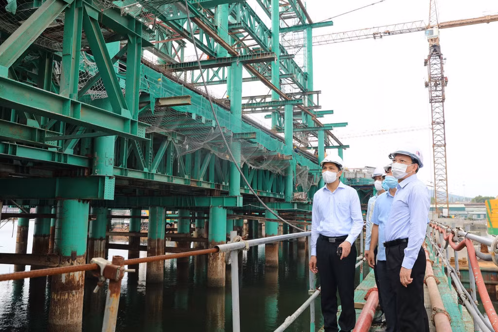 Bí thư Tỉnh ủy Nguyễn Xuân Ký kiểm tra tiến độ thi công cầu Cửa Lục 1.