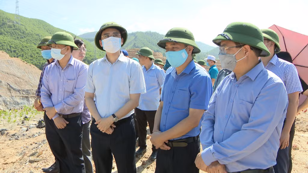 Phó Chủ tịch UBND tỉnh Phạm Văn Thành kiểm tra hoạt động đổ thải tại bãi thải Bắc Bàng Nâu.