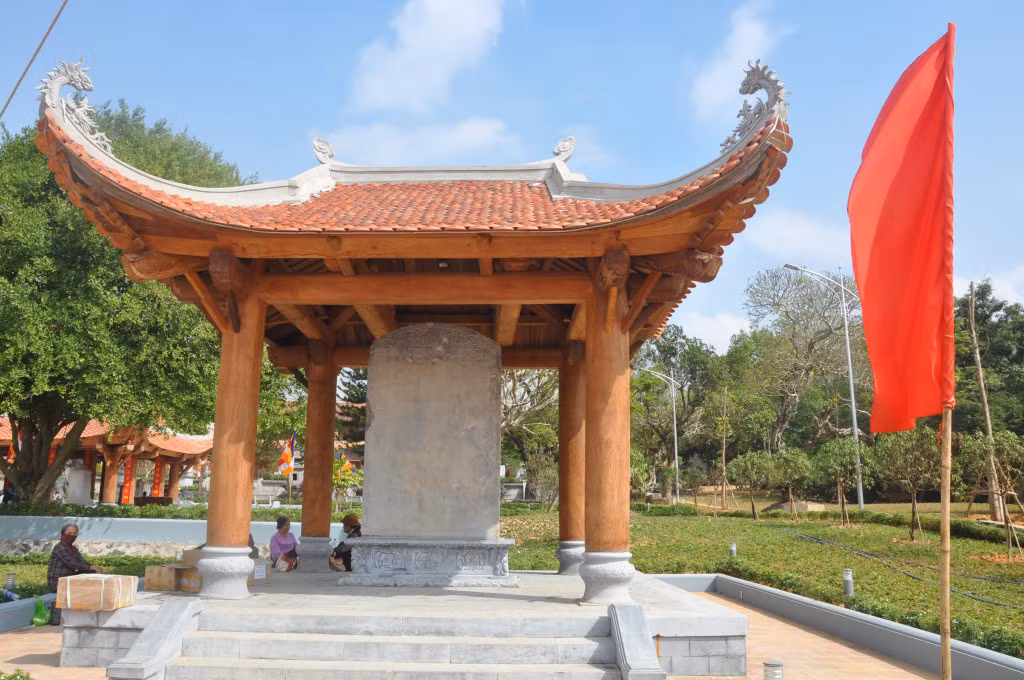 Tấm bia cổ được dựng từ thời Lý tại chùa Quỳnh Lâm.