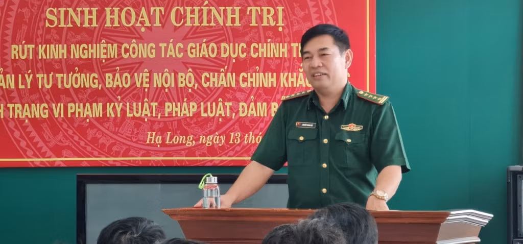 Đại tá Nguyễn Thanh Hải, Chính ủy BĐBP tỉnh dự và phát biểu tại buổi sinh hoạt chính trị tại Đồn BPCK cảng Hòn Gai.